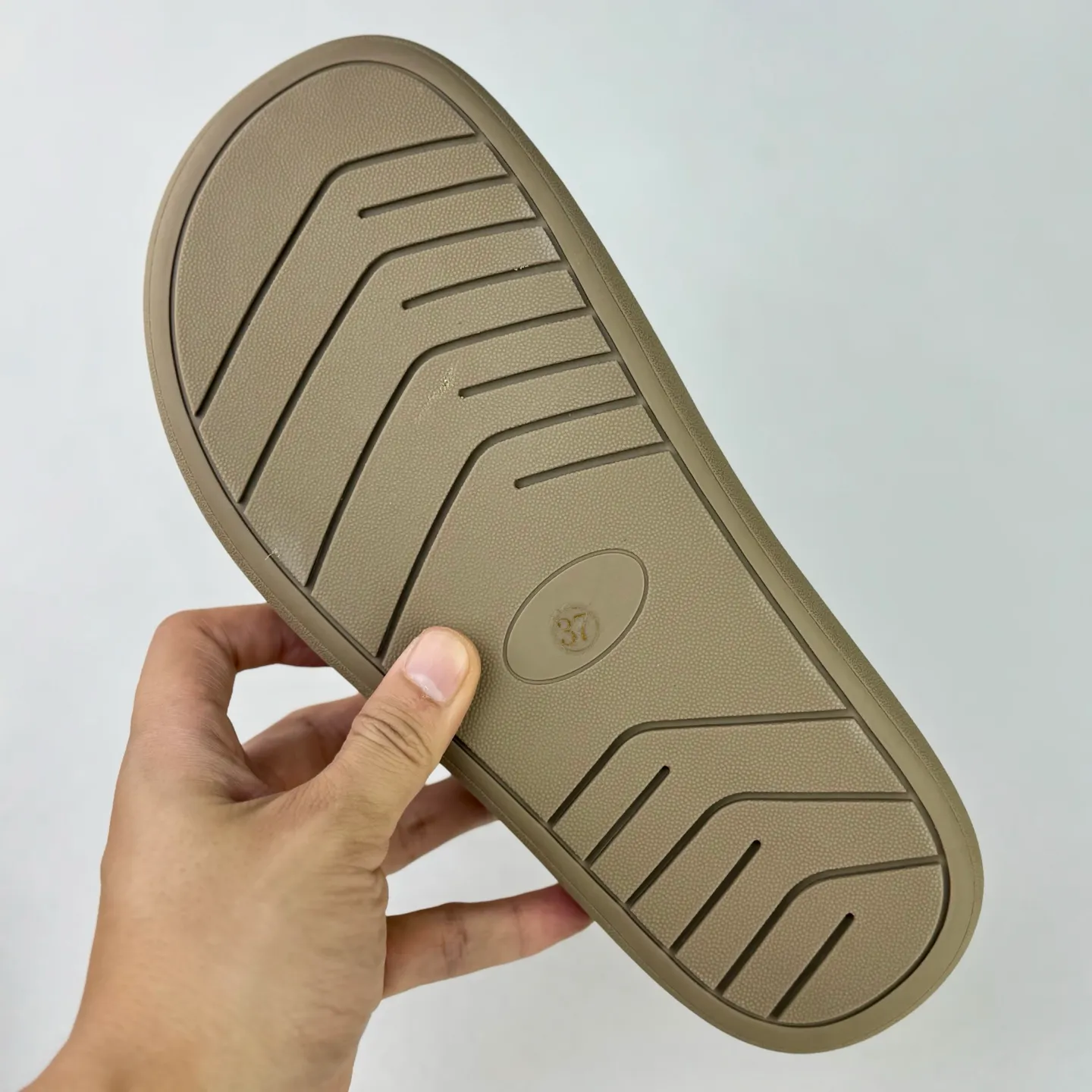 Wanding‼ ️Thick-soled Little Potato 💰480 Xiaohongshu’s popular UGG Little Potato UGG Muller Slippers #All shoes are made of ZP same factory Longfeng A-grade Australian imported sheepskin brand OEM production line fully follows the ZP process flow OEM original pattern maker Adheres to the principle of no original shoes and no development selection Pay attention to every detail The most authentic version on the market Size: 35 36 37 38 39 40